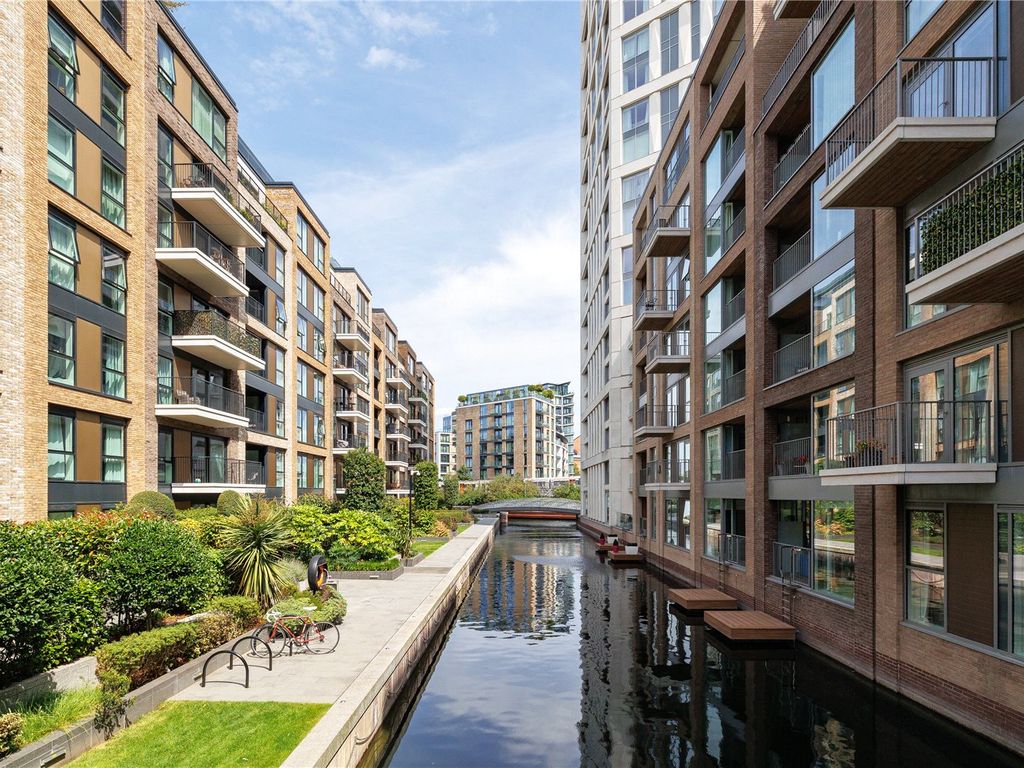 2 bed flat for sale in Doulton House, Chelsea Creek SW6, £850,000