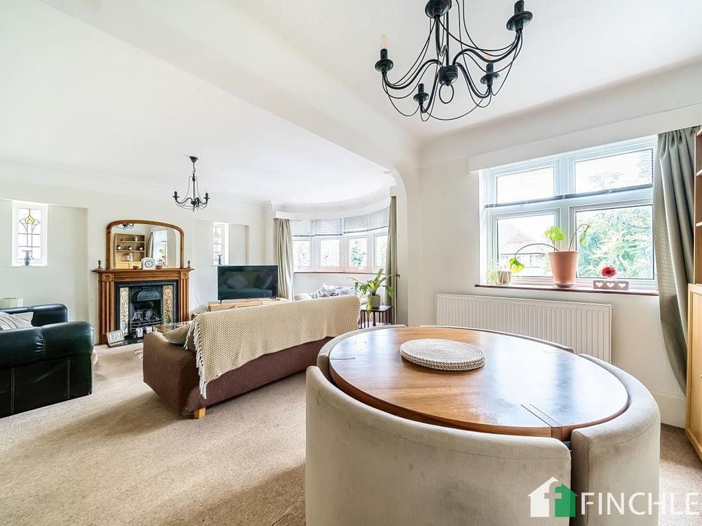 4 bed flat for sale in Hervey Close, Finchley Central N3, £600,000