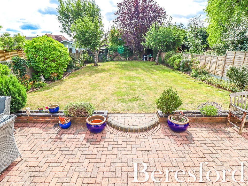 3 bed bungalow for sale in Cranham Gardens, Upminster RM14, £575,000