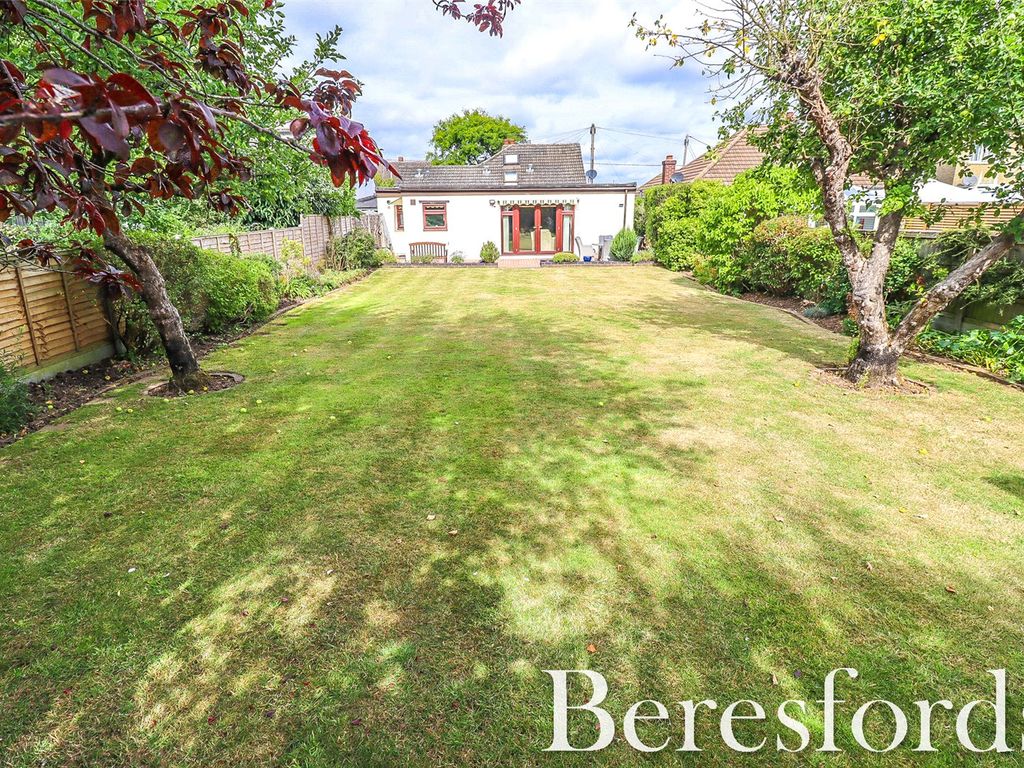 3 bed bungalow for sale in Cranham Gardens, Upminster RM14, £575,000