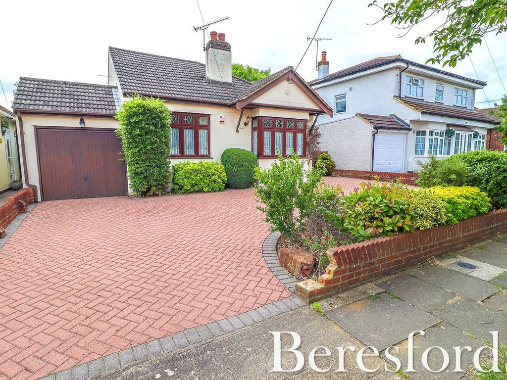 3 bed bungalow for sale in Cranham Gardens, Upminster RM14, £575,000