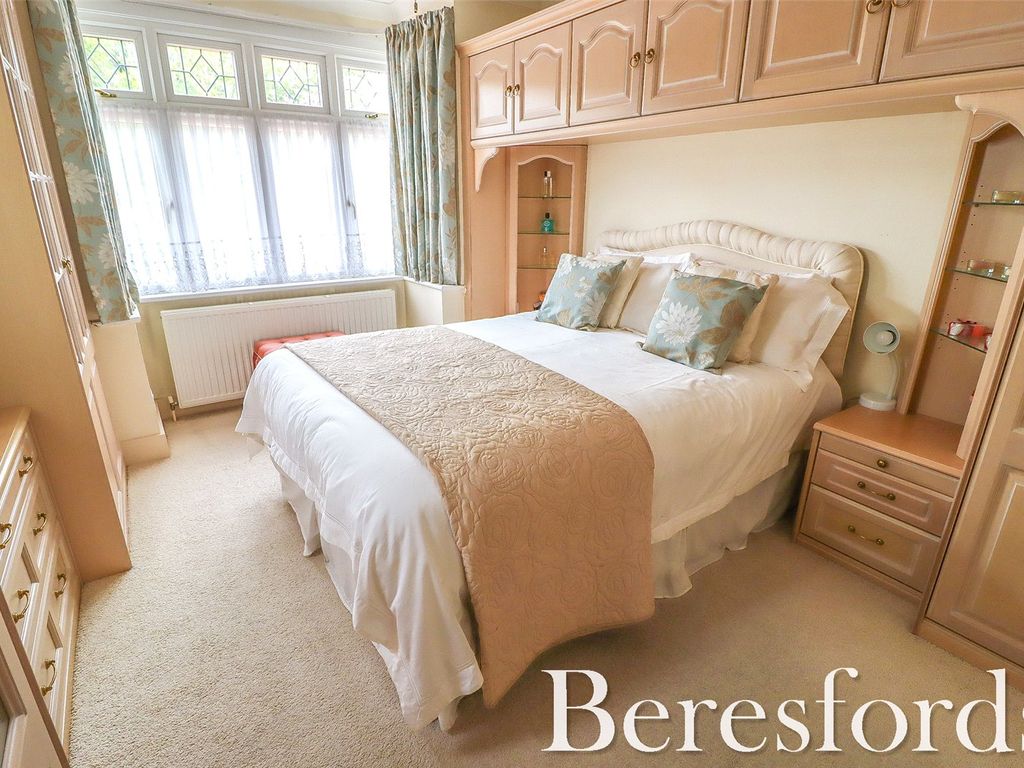 3 bed bungalow for sale in Cranham Gardens, Upminster RM14, £575,000