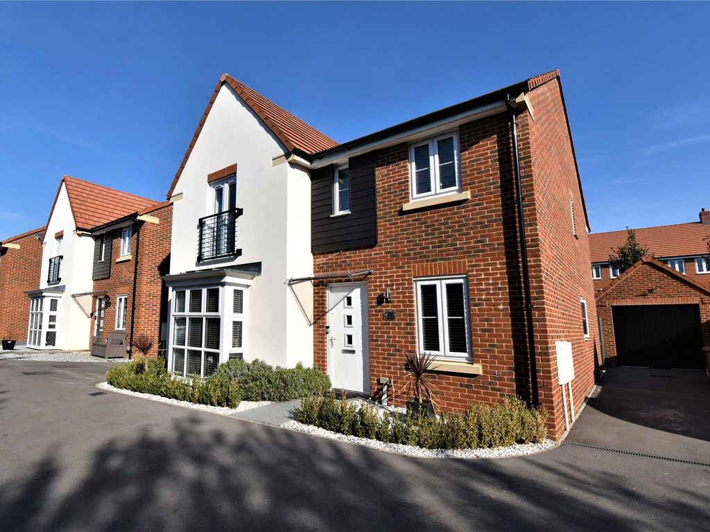 4 bed detached house for sale in Cleeve Road, Basingstoke RG24, £540,000