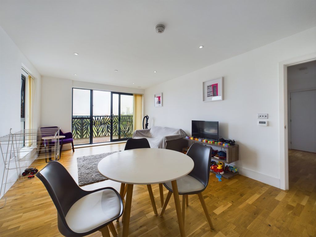 2 bed flat for sale in Leven Road, London E14, £450,000