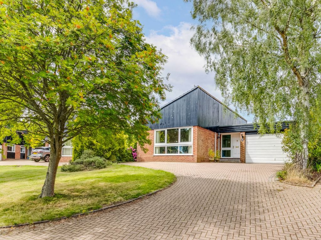 4 bed bungalow for sale in Leonards Close, Oaklands, Welwyn, Hertfordshire AL6, £715,000