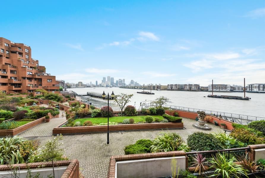 1 bed flat for sale in Free Trade Wharf, The Highway, London E1W, £525,000