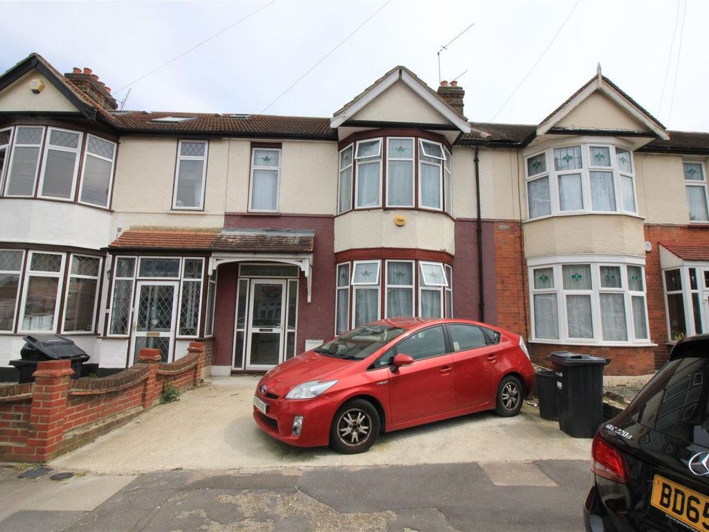 3 bed property for sale in Talbot Gardens, Goodmayes, Ilford IG3, £500,000