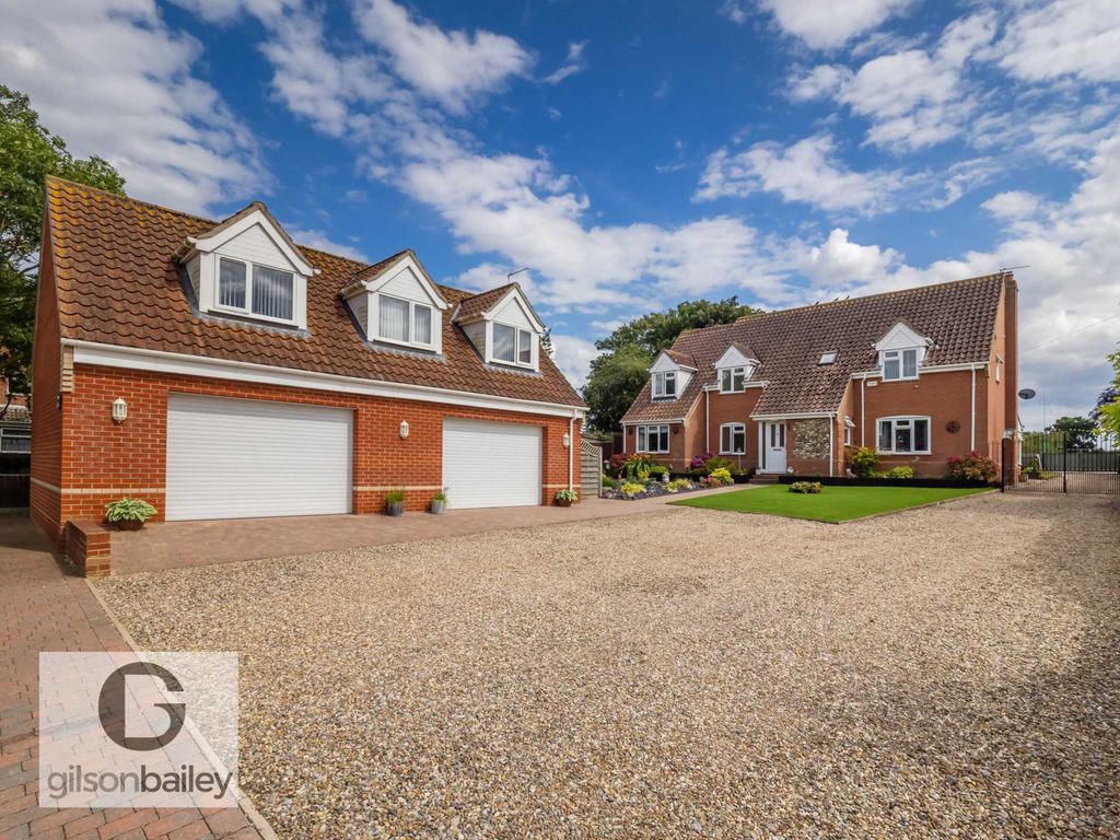 5 bed property for sale in Thrigby Road, Filby NR29, £800,000