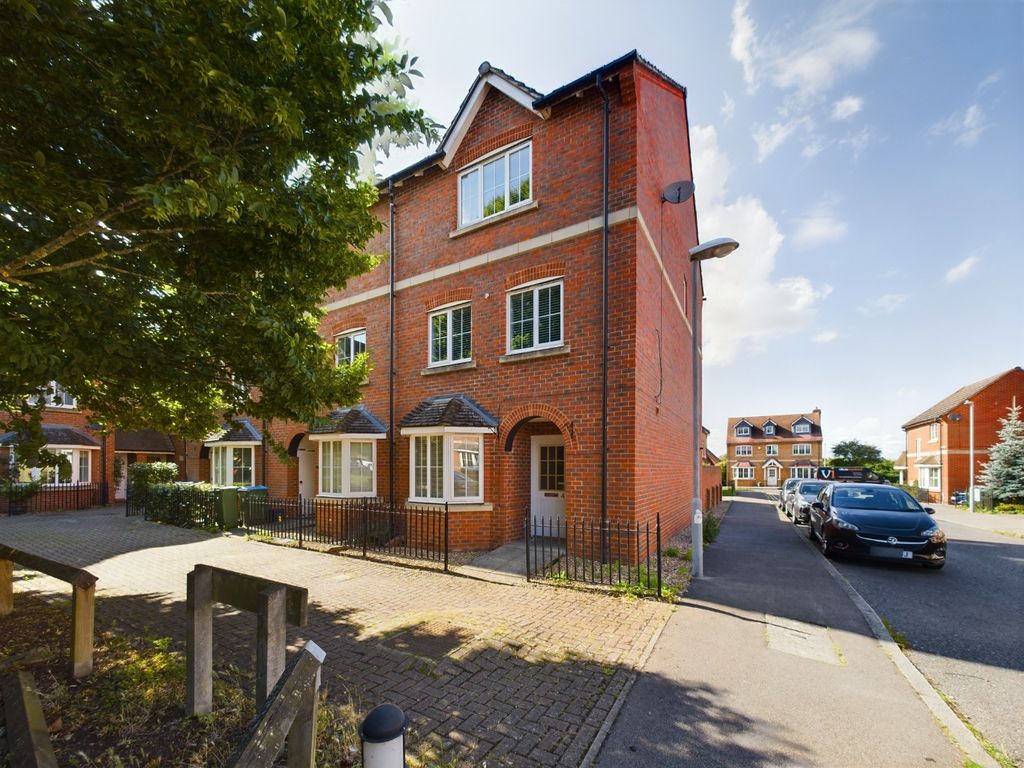 4 bed end terrace house for sale in Hornbeam Way, Weston Turville, Aylesbury HP22, £425,000