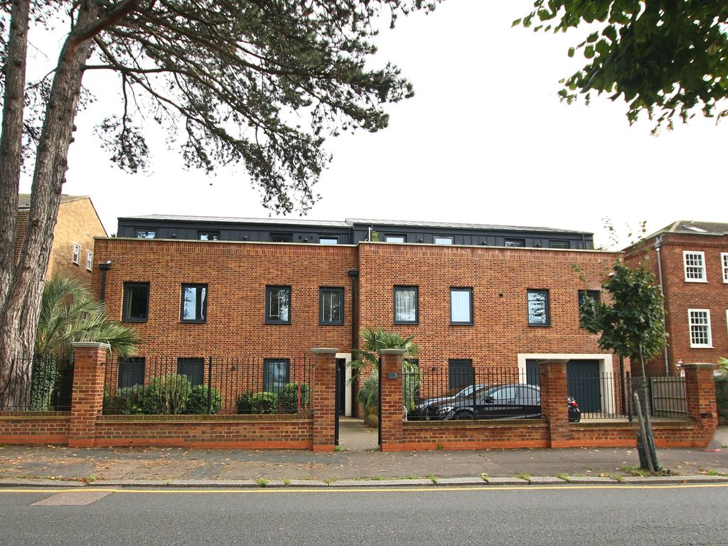 2 bed penthouse for sale in Wellington Road, Enfield EN1, £585,000