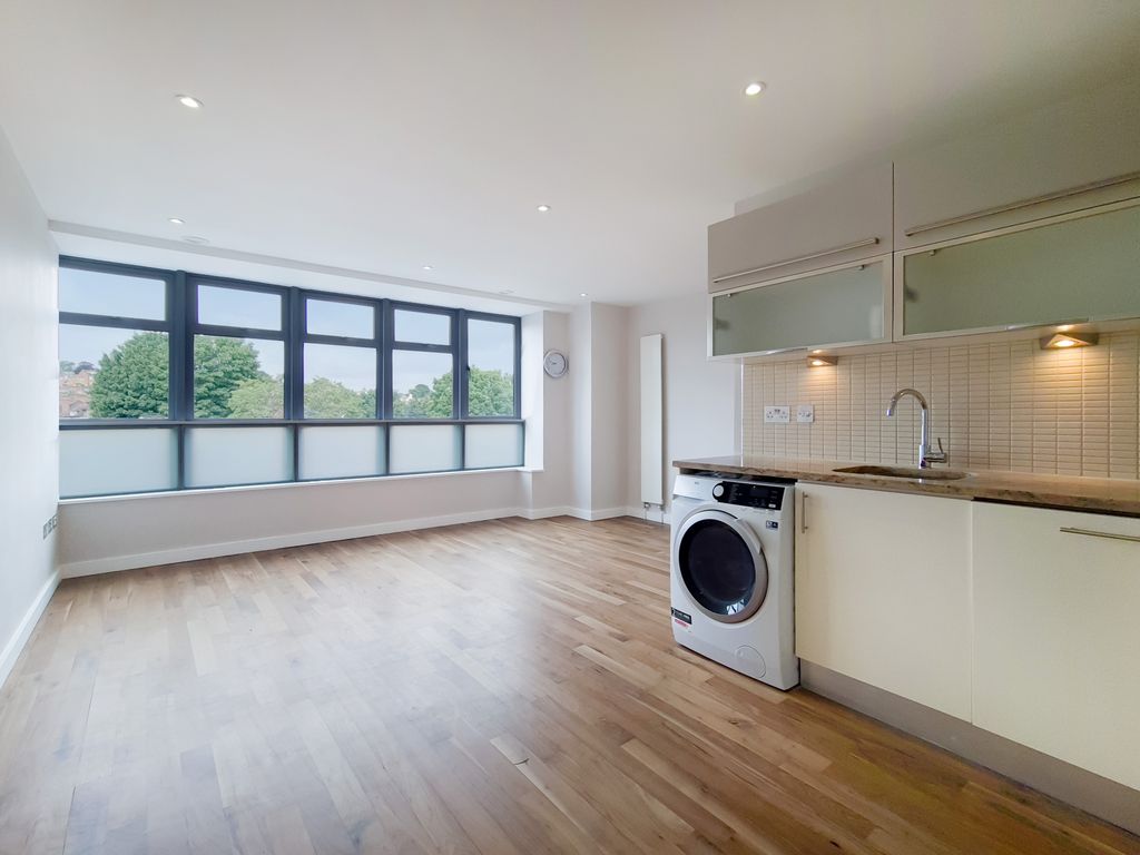 2 bed flat to rent in The Broadway, London N8, £2,400 pcm