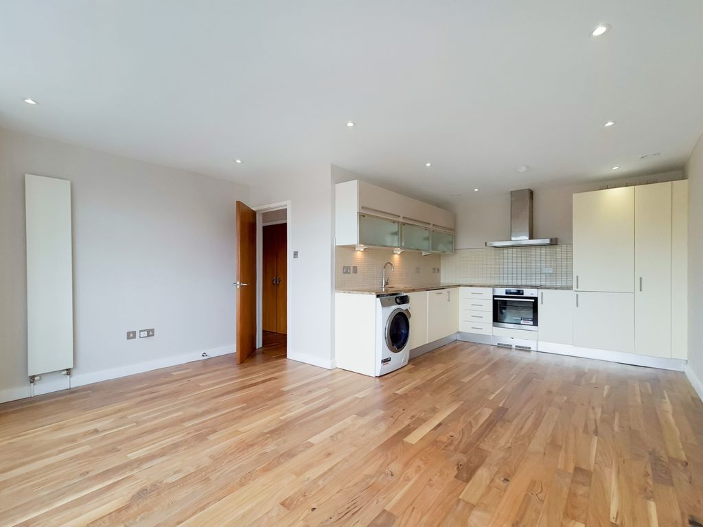 2 bed flat to rent in The Broadway, London N8, £2,400 pcm