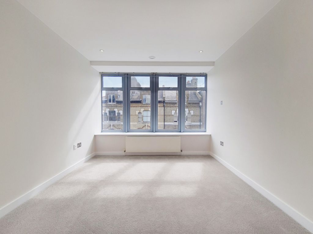 2 bed flat to rent in The Broadway, London N8, £2,400 pcm