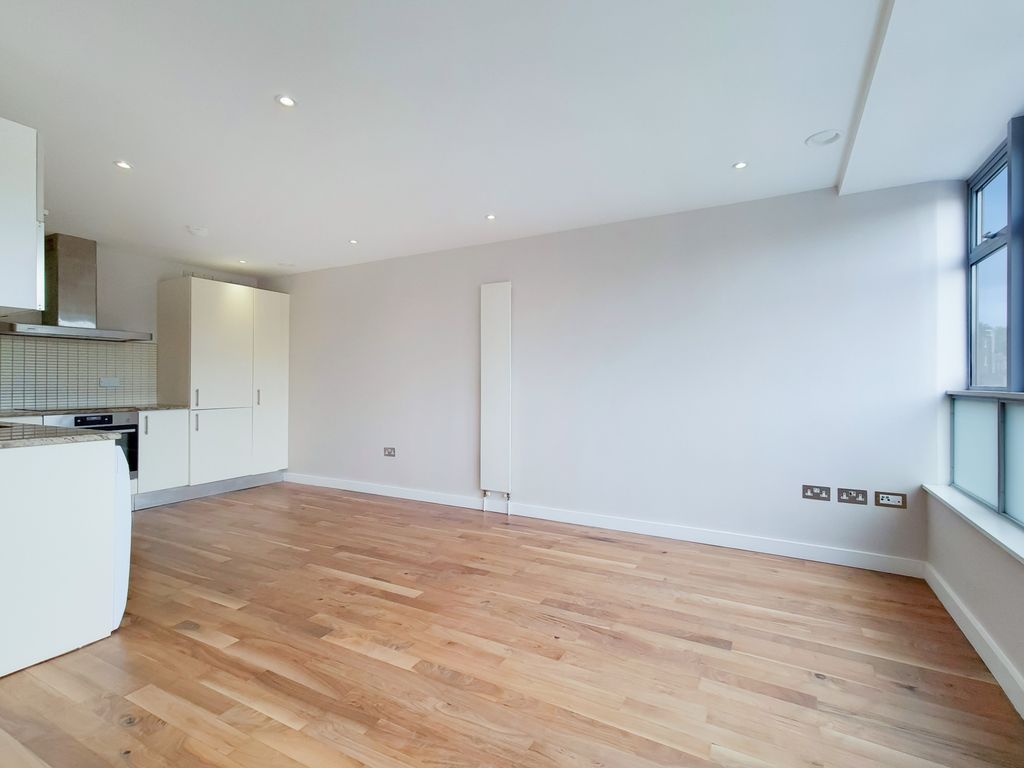 2 bed flat to rent in The Broadway, London N8, £2,400 pcm