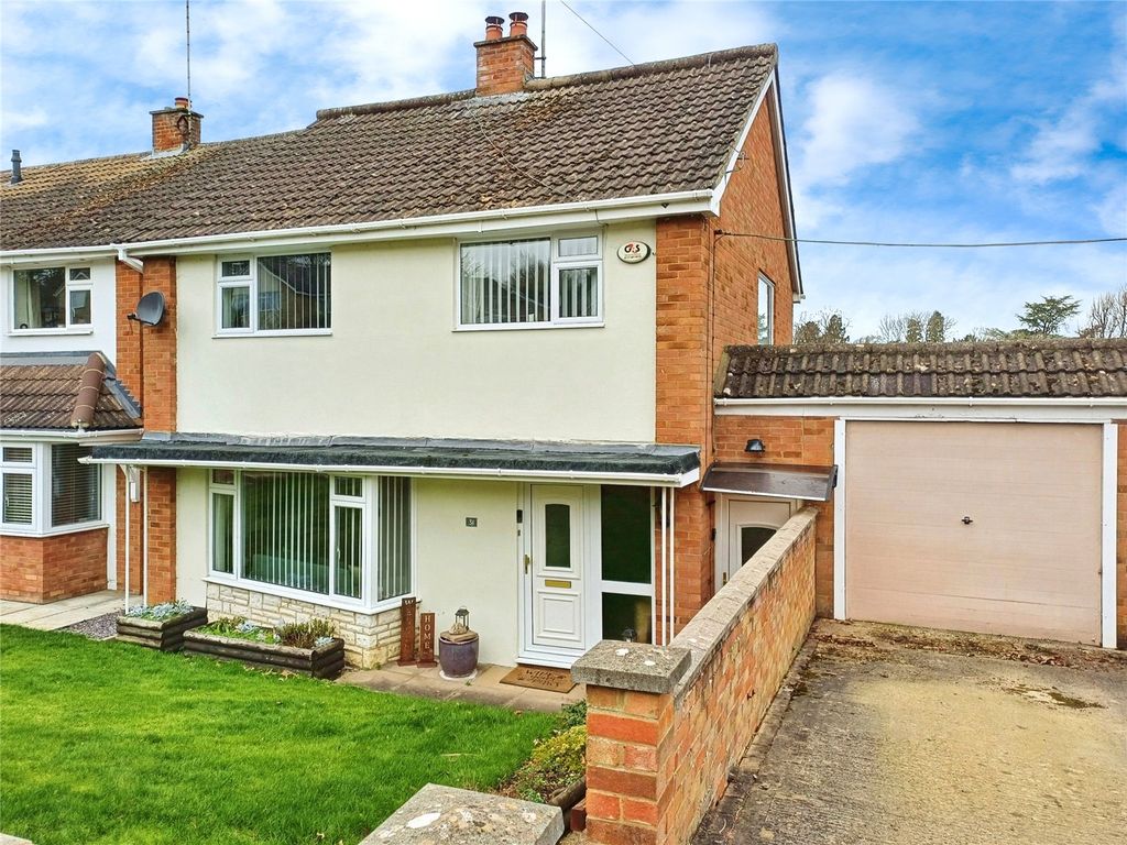4 bed detached house for sale in Chandos Road, Buckingham MK18, £475,000