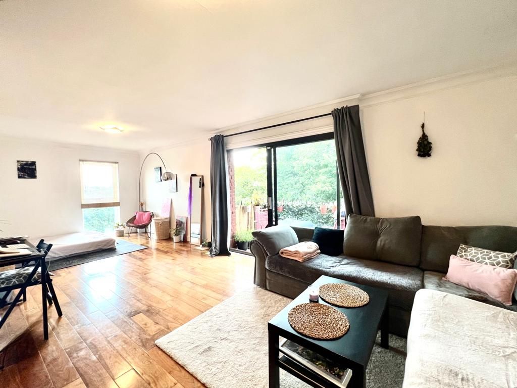 2 bed flat for sale in Churchill Lodge, Woodford Green, Essex IG8, £375,000