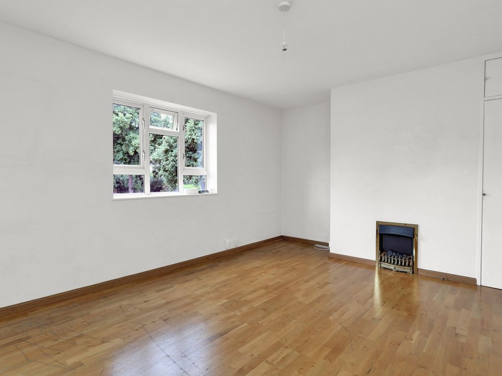 2 bed flat for sale in Edensor Gardens, Chiswick W4, £400,000