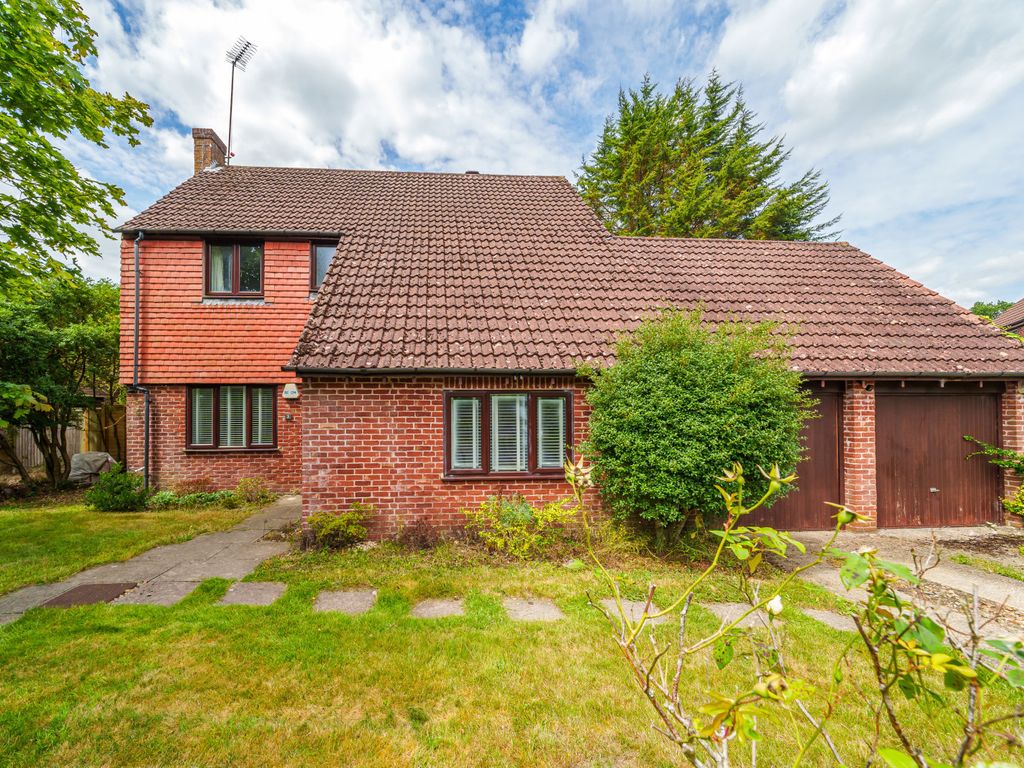 3 bed detached house for sale in Meadow Way, Rowledge, Farnham GU10, £825,000