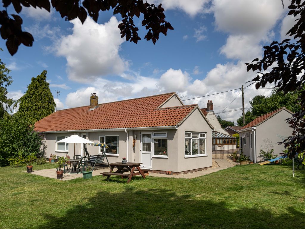 4 bed detached bungalow for sale in Tumbler Hill, Swaffham PE37, £500,000