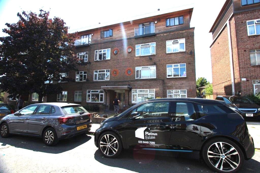 2 bed flat for sale in Leeland Way, London NW10, £365,000