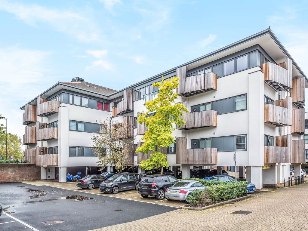 1 bed flat for sale in Horsham Gates, North Street, Horsham RH13, £210,000