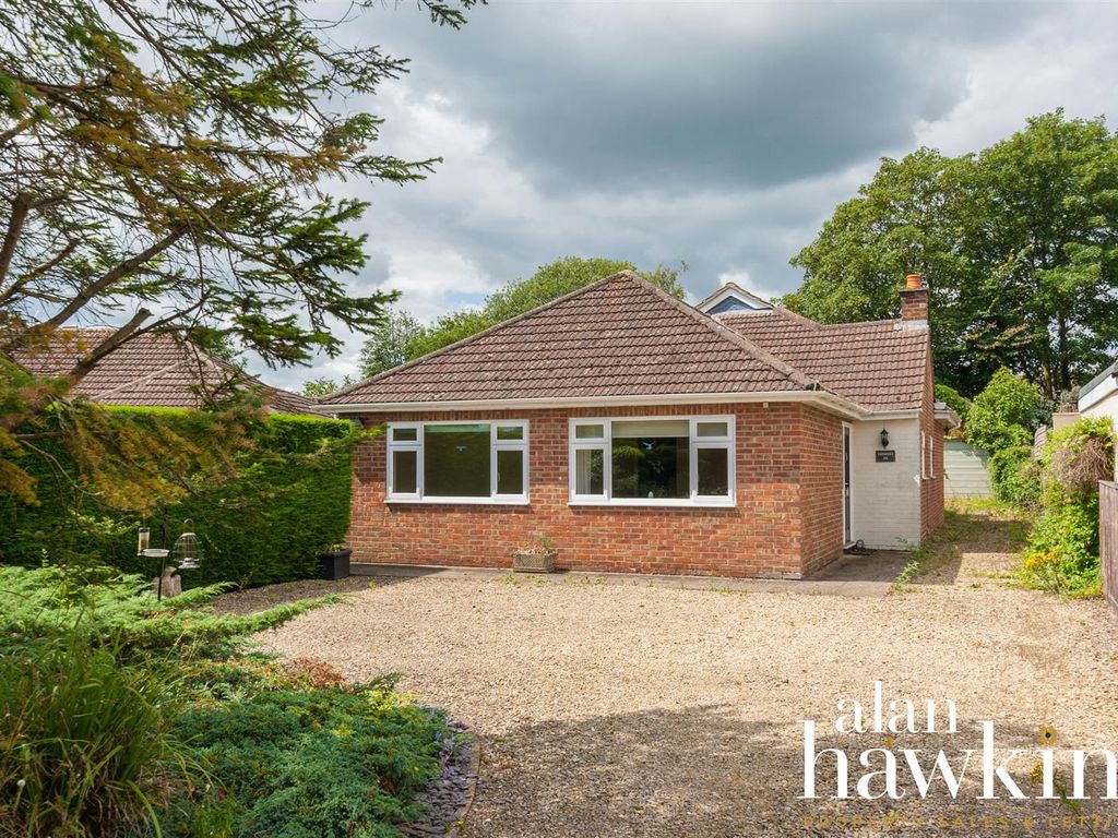 4 bed detached bungalow for sale in Highridge Close, Purton, Swindon SN5, £450,000