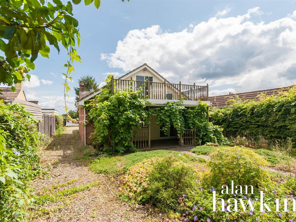 4 bed detached bungalow for sale in Highridge Close, Purton, Swindon SN5, £450,000