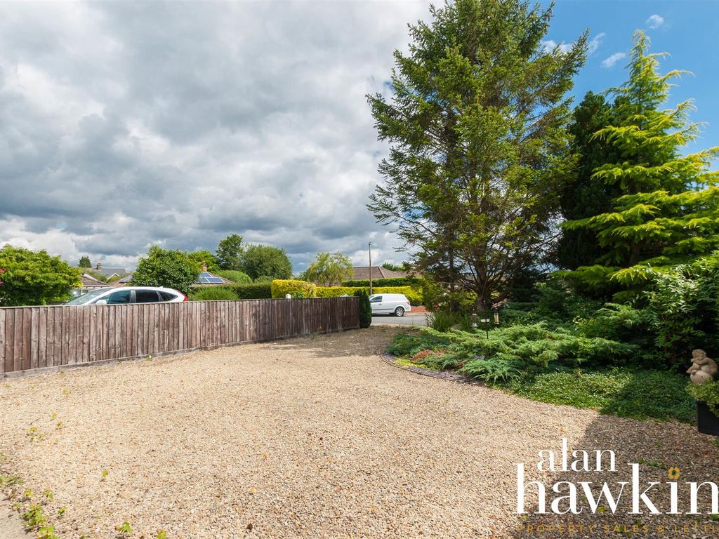 4 bed detached bungalow for sale in Highridge Close, Purton, Swindon SN5, £450,000