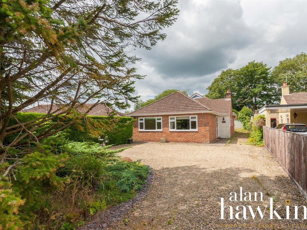 4 bed detached bungalow for sale in Highridge Close, Purton, Swindon SN5, £450,000