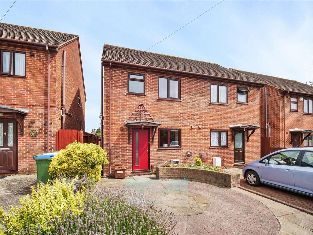 3 bed property for sale in Hengrove Court, Hurst Road, Bexley DA5, £440,000