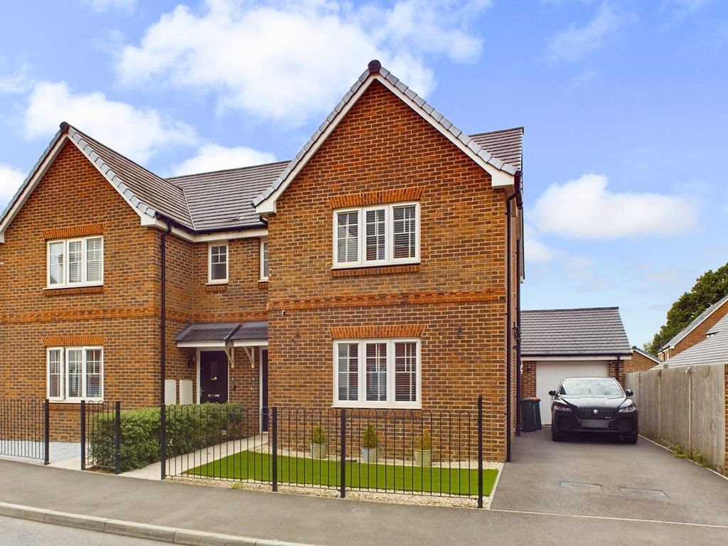 3 bed semi-detached house for sale in Cornwell Avenue, Crawley RH10, £425,000