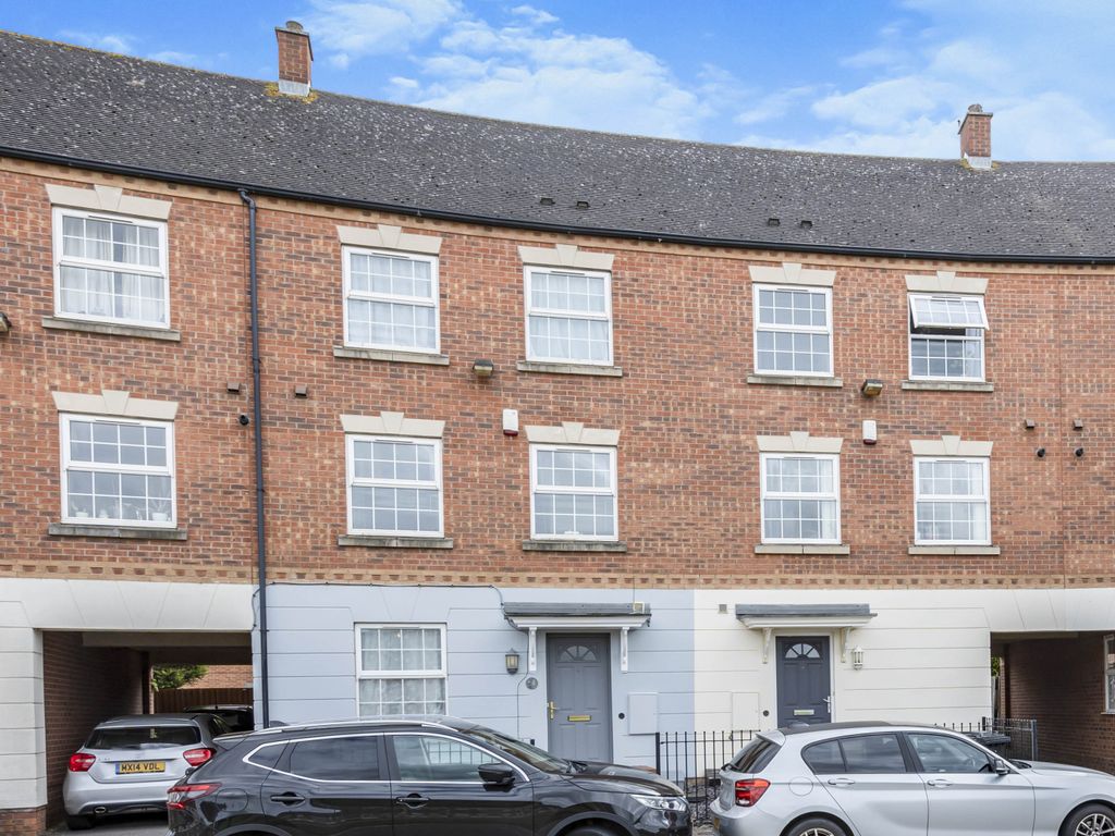 4 bed town house for sale in Hamilton Circle, Hamilton, Leicester LE5, £345,000