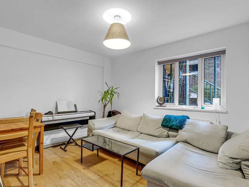 3 bed flat for sale in Matlock Court, Denmark Hill SE5, £385,000