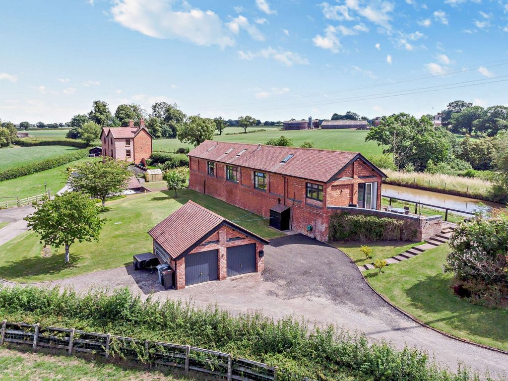 4 bed barn conversion for sale in Nantwich Road, Minshull Vernon, Middlewich, Cheshire CW10, £795,000
