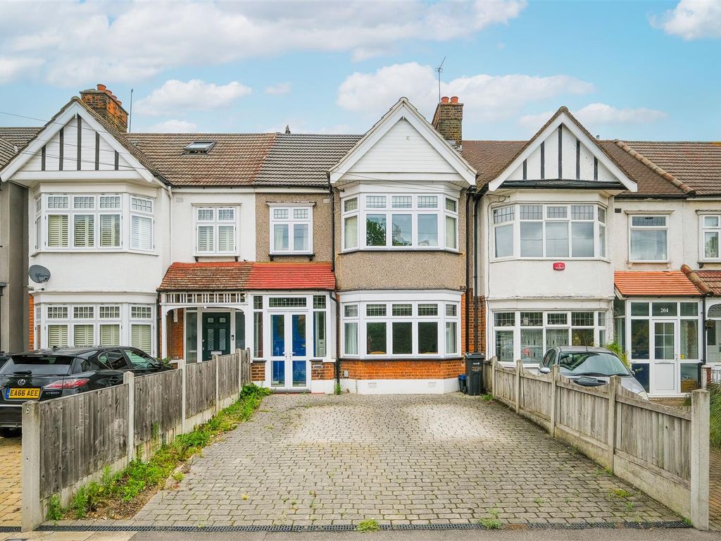 3 bed property for sale in Perth Road, Ilford IG2, £550,000