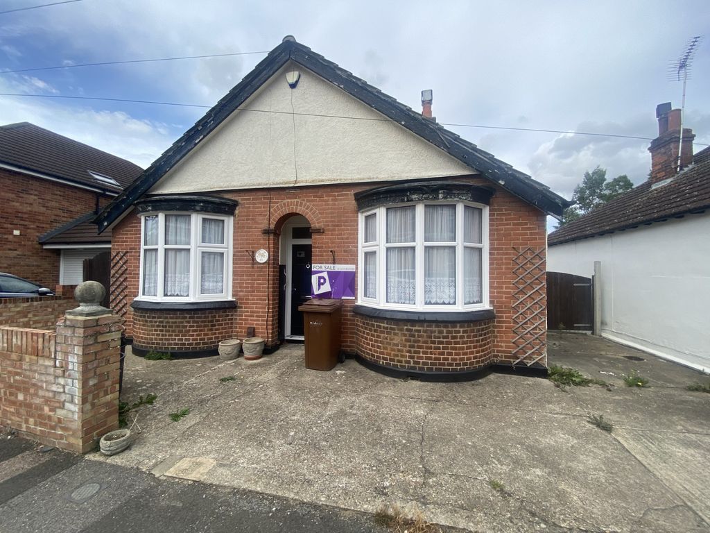 4 bed bungalow for sale in Carlton Avenue, Gillingham ME7, £340,000