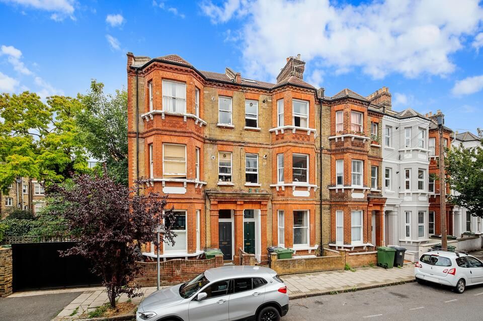 2 bed flat for sale in Handforth Road, London SW9, £525,000