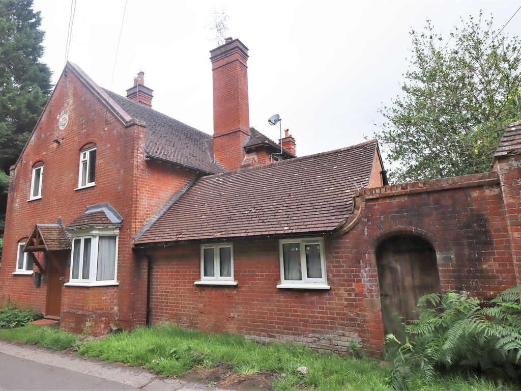 3 bed cottage for sale in Woodlands Walk, Blackwater, Camberley GU17, £450,000