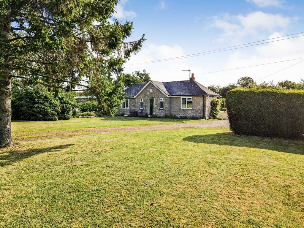 3 bed detached bungalow for sale in Philips Lane, Lowbands, Gloucestershire GL19, £599,950