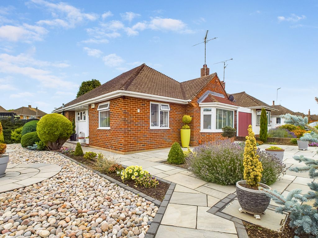 3 bed detached bungalow for sale in Ryecroft Drive, Horsham RH12, £600,000