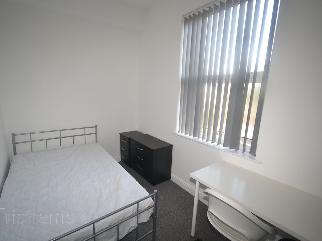 Room to rent in Room 2, Queens Road, Nottingham NG9, £607 pcm