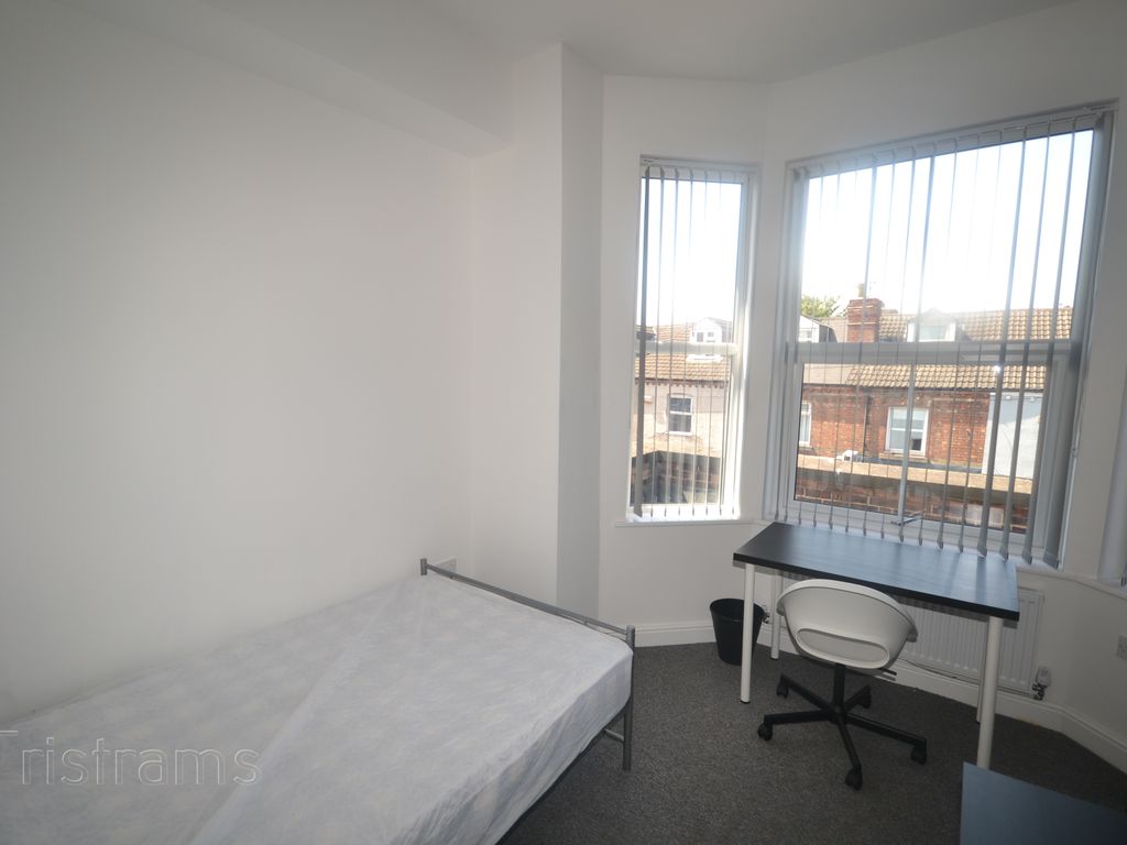 Room to rent in Room 3, Queens Road, Nottingham NG9, £607 pcm