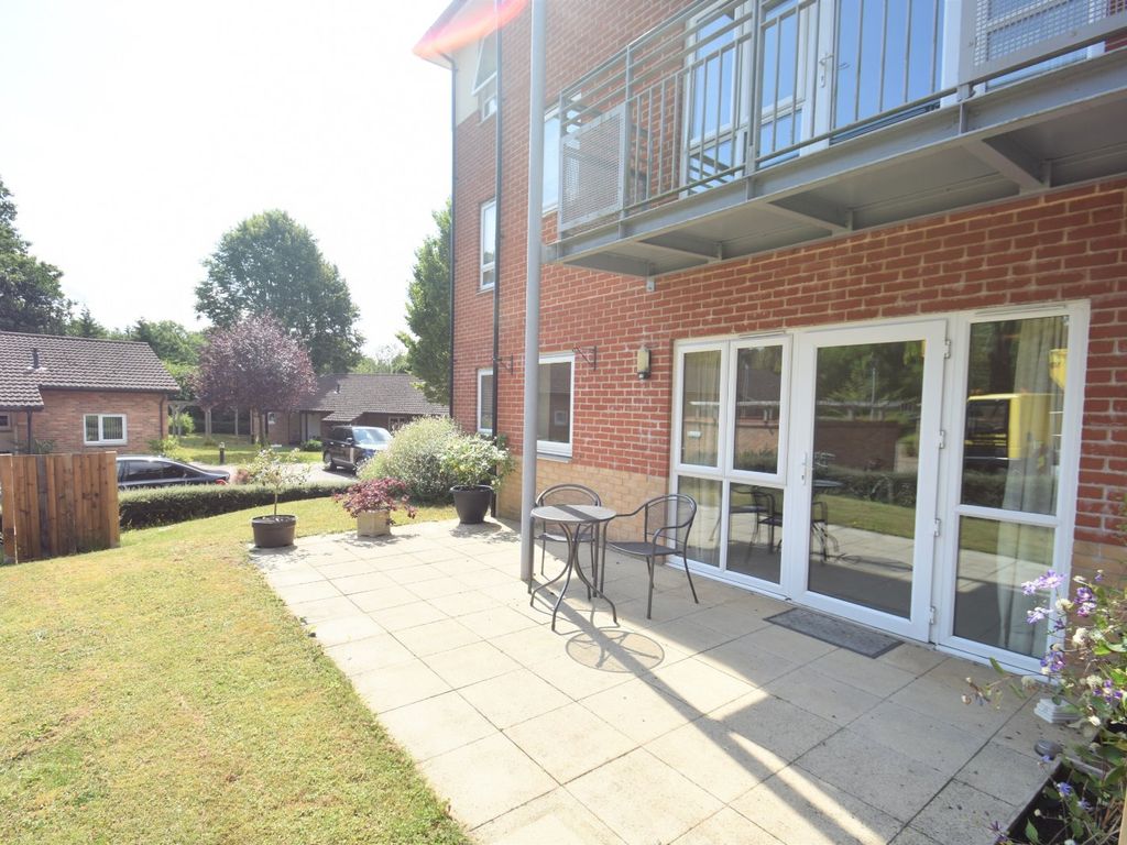 2 bed flat for sale in Patrons Way East, Denham Garden Village, Denham, Buckinghamshire UB9, £425,000