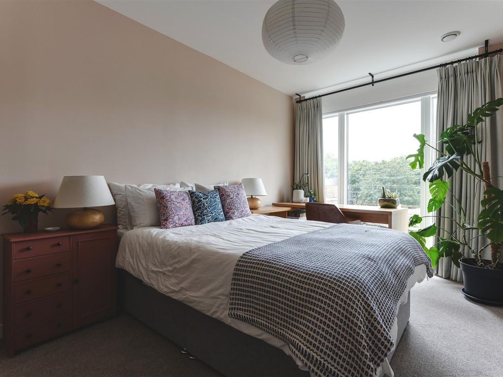 2 bed flat for sale in London Lane, London E8, £650,000