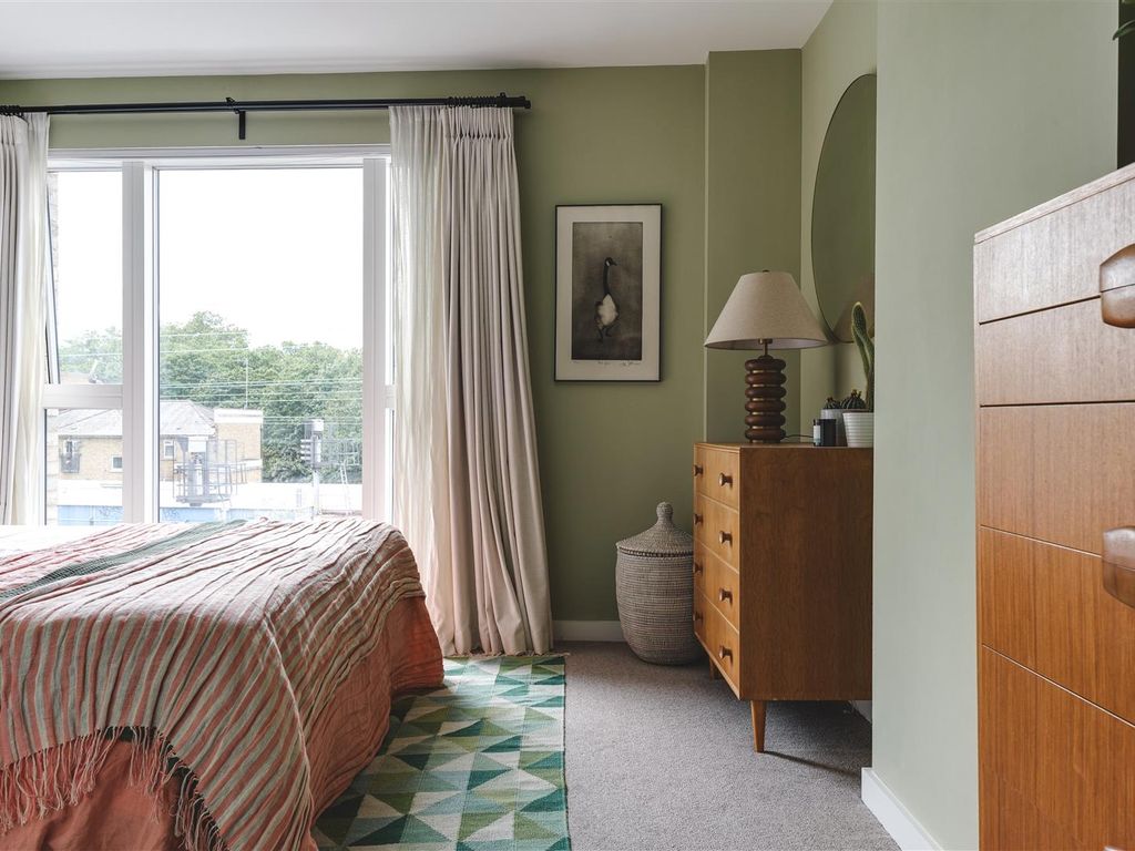 2 bed flat for sale in London Lane, London E8, £650,000