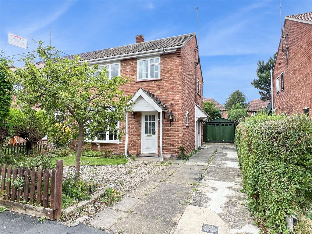 3 bed semi-detached house for sale in Bourne Road, Cambridge CB4, £450,000