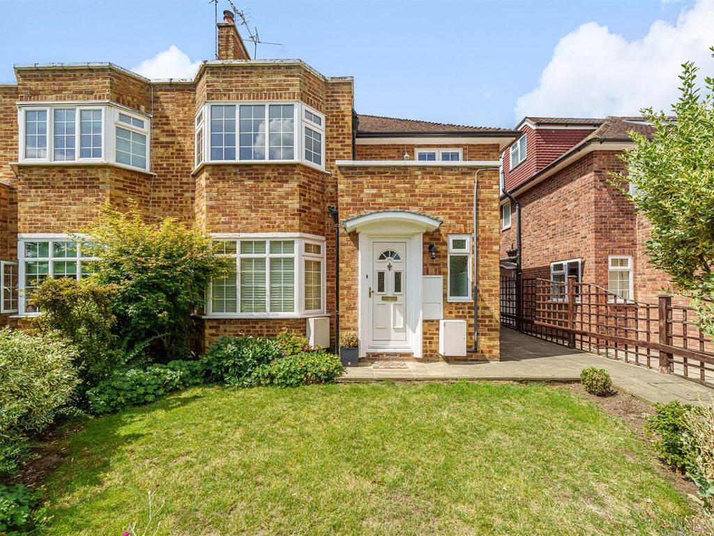 2 bed maisonette for sale in Bishops Close, Ham, Richmond TW10, £635,000