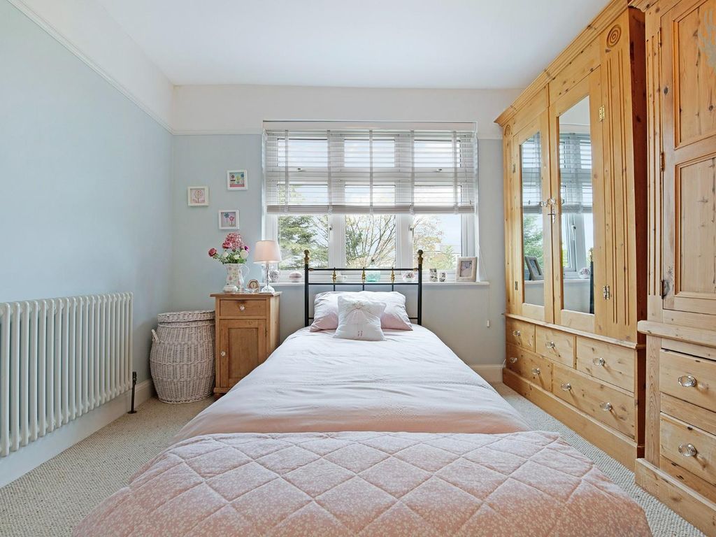 3 bed property for sale in Beech Avenue, Buckhurst Hill IG9, £650,000