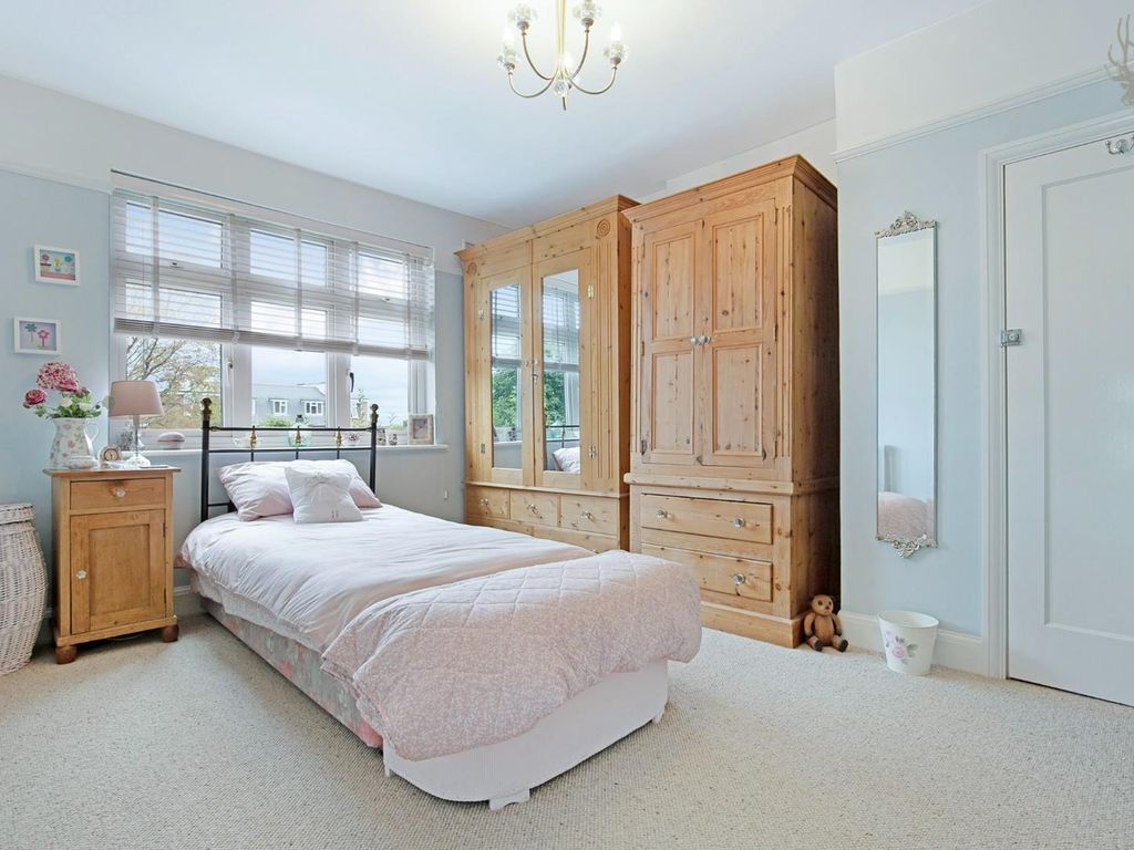 3 bed property for sale in Beech Avenue, Buckhurst Hill IG9, £650,000