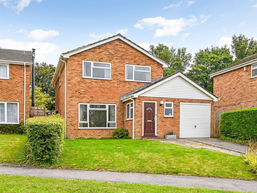 4 bed detached house for sale in Caerleon Drive, Andover SP10, £400,000
